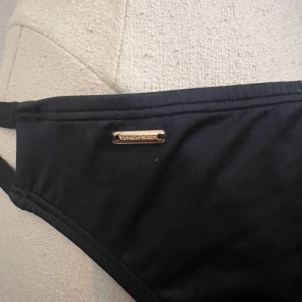 Victory Secret 34dd Large bottom Black Strappy Bikini Set with gold hardware - Picture 6 of 9